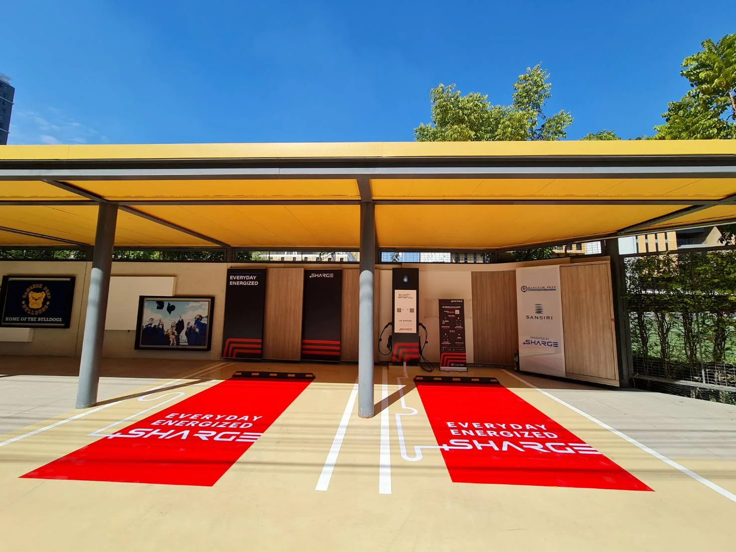 Electric vehicle charging station